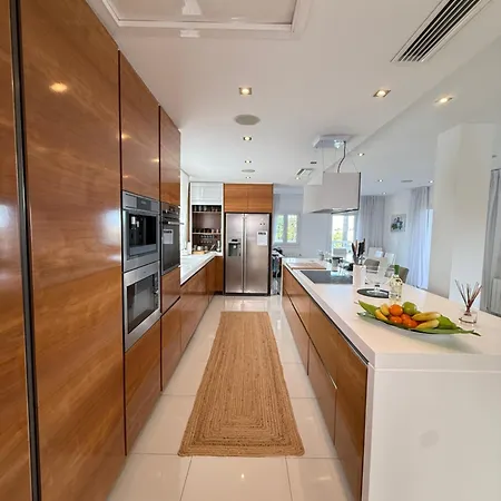 Villa Atalaya: Luxury Marbella Retreat Near Golf And *