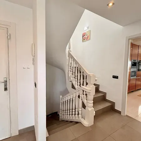 Villa Atalaya: Luxury Marbella Retreat Near Golf And *