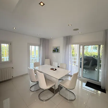 Villa Atalaya: Luxury Marbella Retreat Near Golf And *