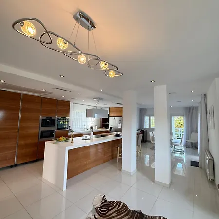 Atalaya: Luxury Marbella Retreat Near Golf And Villa Estepona