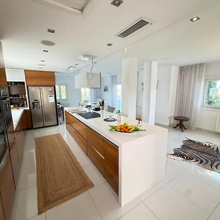 Atalaya: Luxury Marbella Retreat Near Golf And Estepona