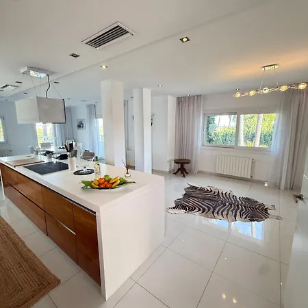 Atalaya: Luxury Marbella Retreat Near Golf And Estepona