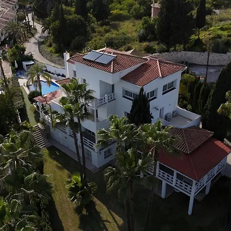 Villa Atalaya: Luxury Marbella Retreat Near Golf And