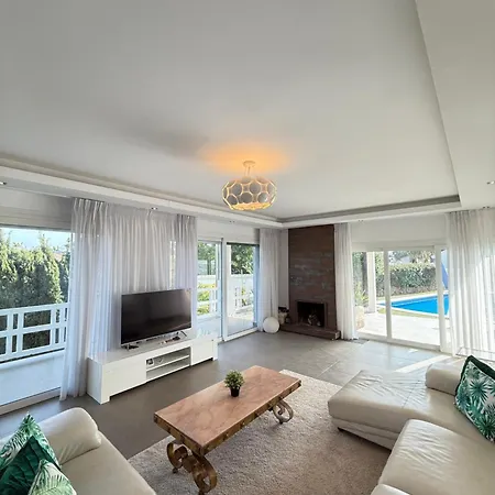 Villa Atalaya: Luxury Marbella Retreat Near Golf And *