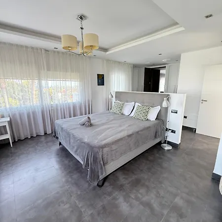 Atalaya: Luxury Marbella Retreat Near Golf And Estepona