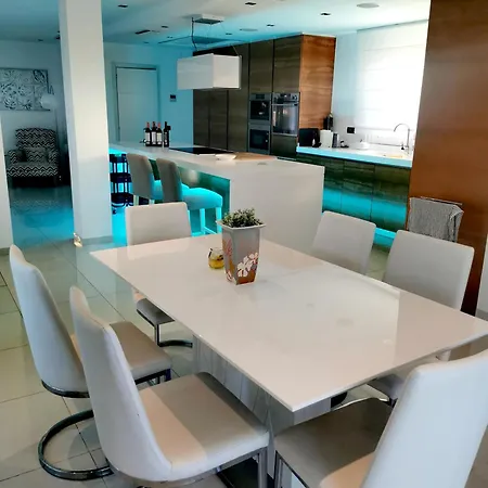 Stunning And Luxury In Marbella-atalaya - 250m To Gc Atalaya, 2x 18 Holes And Very Close To The Of San Pedro De Alcantara And Puerto Banus Or Puente