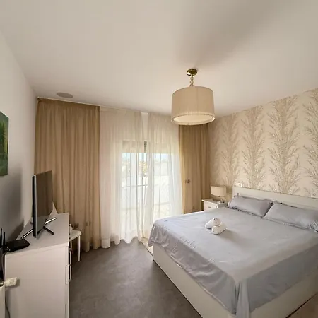 Stunning And Luxury In Marbella-atalaya - 250m To Gc Atalaya, 2x 18 Holes And Very Close To The Of San Pedro De Alcantara And Puerto Banus Or Puente